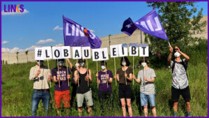 LINKS Aktivist*innen formen mit Buchstabentaferln den Schriftzug: „#LobauBleibt“