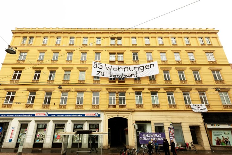 Protest in der Taborstrasse 18: Mieter*innen gegen Unbarmherzige Brüder!