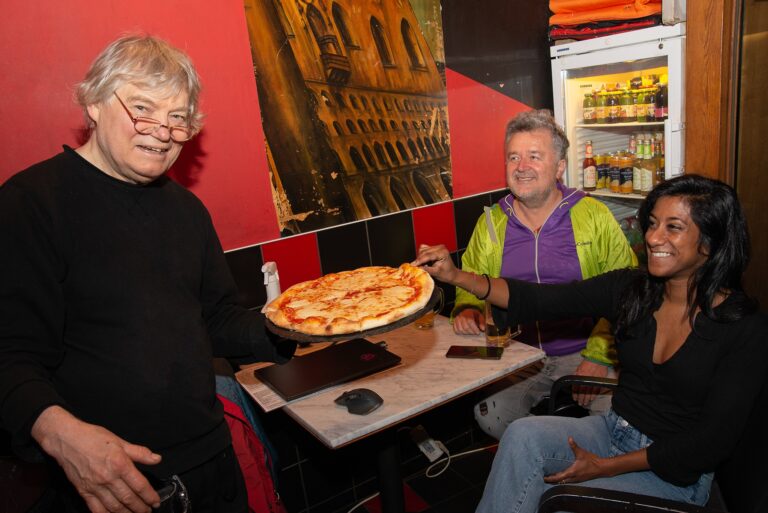 „Gratis Pizza für alle!“ – Solidarität von LINKS
