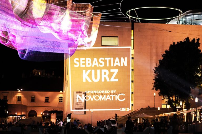 Aktion von LINKS während ORF-Sommergespräch: “SEBASTIAN KURZ – SPONSORED BY NOVOMATIC”