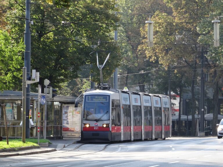 Foto Straßenbahn Wien CC-BY-SA Stb1er (Dario Premm) https://commons.wikimedia.org/wiki/File:Stra%C3%9Fenbahn_Ringstra%C3%9Fe_Wien_1.jpg