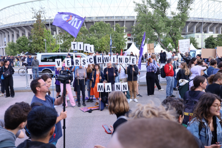 Protest von LINKS: Till Verschwinde-Mann 