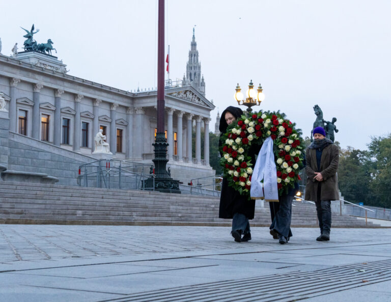 LINKS-Protestaktion: Rosenkranzniederlegung vor dem Parlament