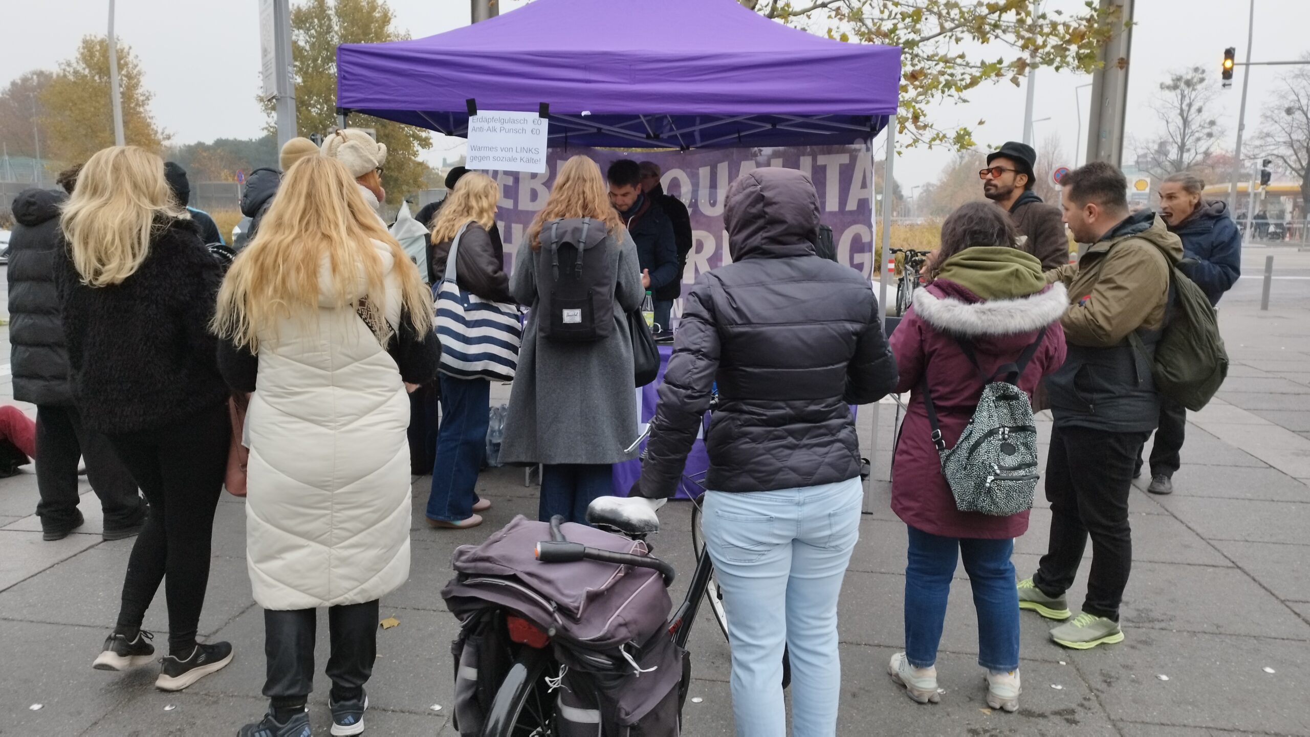 LINKS mit warmem Essen und Beratung am Praterstern